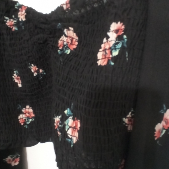 Forever 21 Y2K long sleeve Floral Cold Shoulder Crop Top - Picture 2 of 12